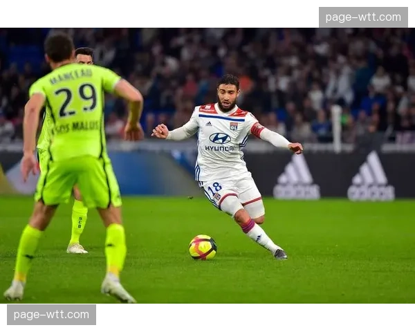 现场：里昂主场为患病小球迷全场鼓掌打气